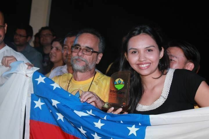 Prof. João Bosco Ferreira e a graduada Swennya Azevedo, uma das vencedoras da noite